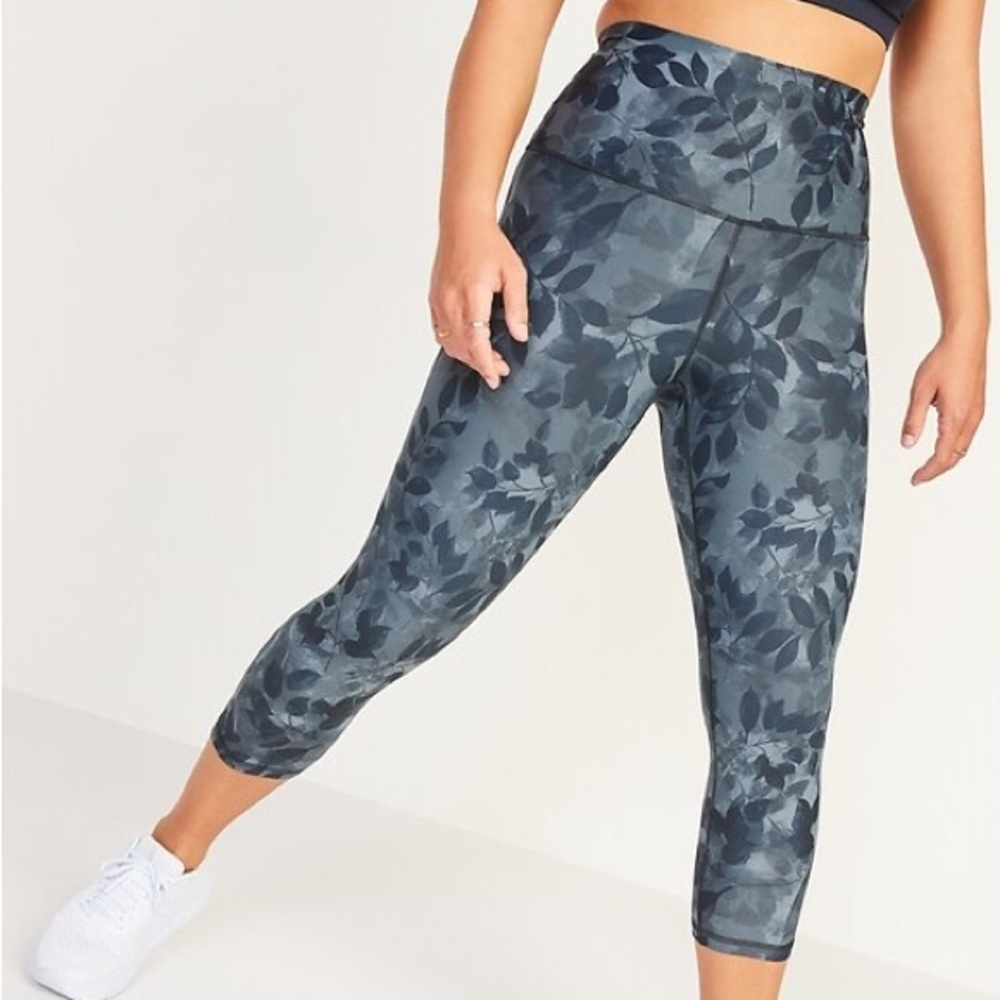 Old Navy Extra High-Waisted PowerSoft Crop Leggings in Navy/Gray, Size M
